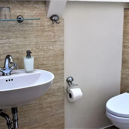 Parnas Old Town Bed & Breakfast